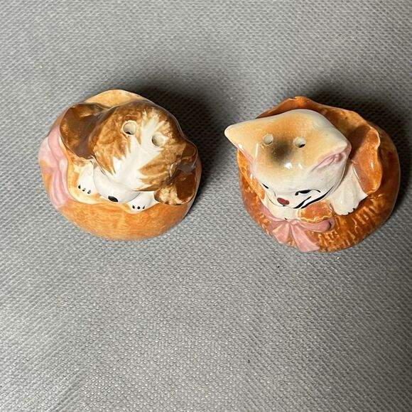 Vntg Salt & Pepper Shakers Cat and Dog in Sack Shaker Set-Anthropomorphic-Kitsch - Picture 6 of 8
